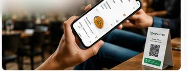 Cliente che consulta il menù digitale dallo smartphone al tavolo